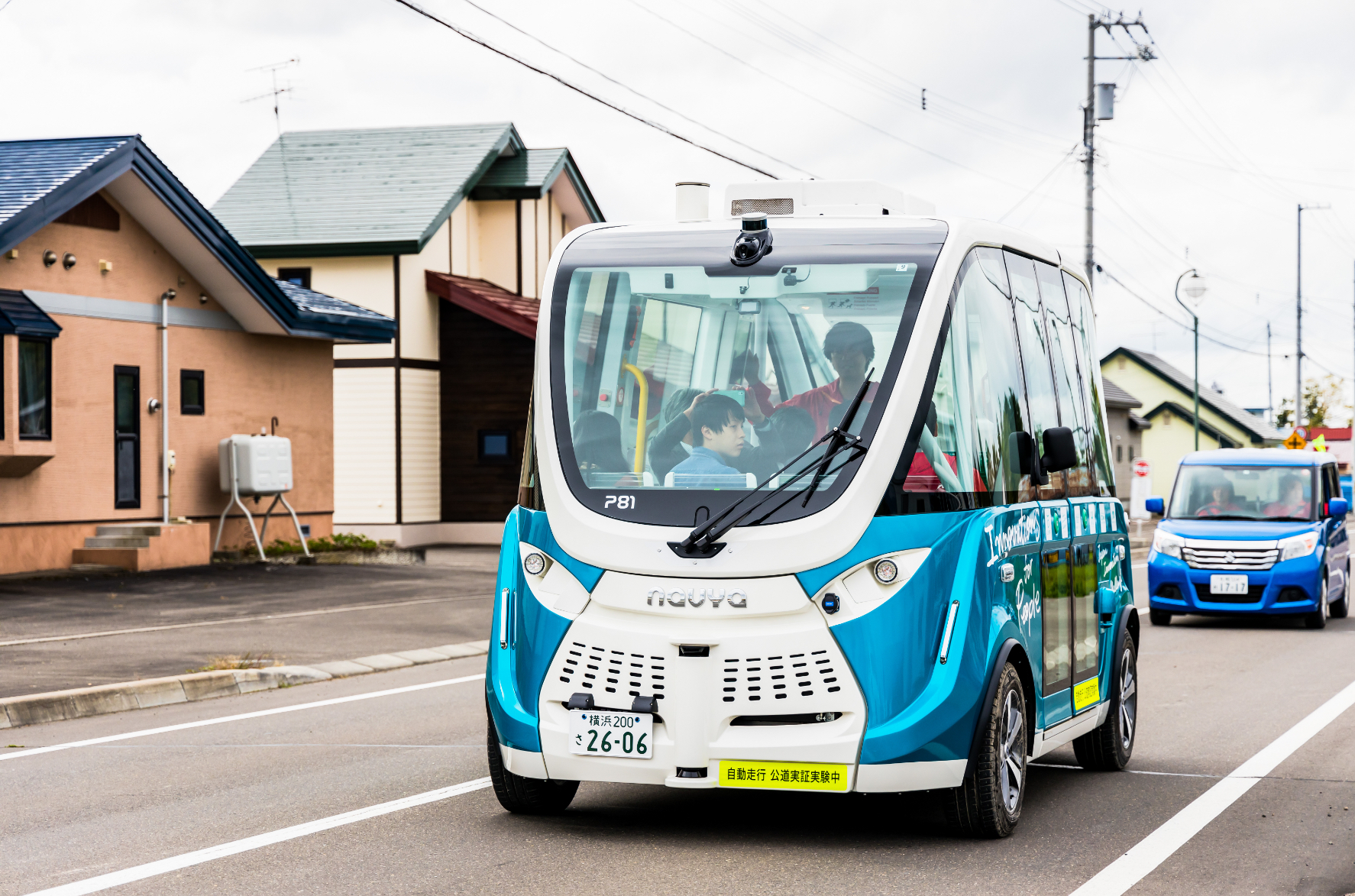 自動運転バスが走っている様子