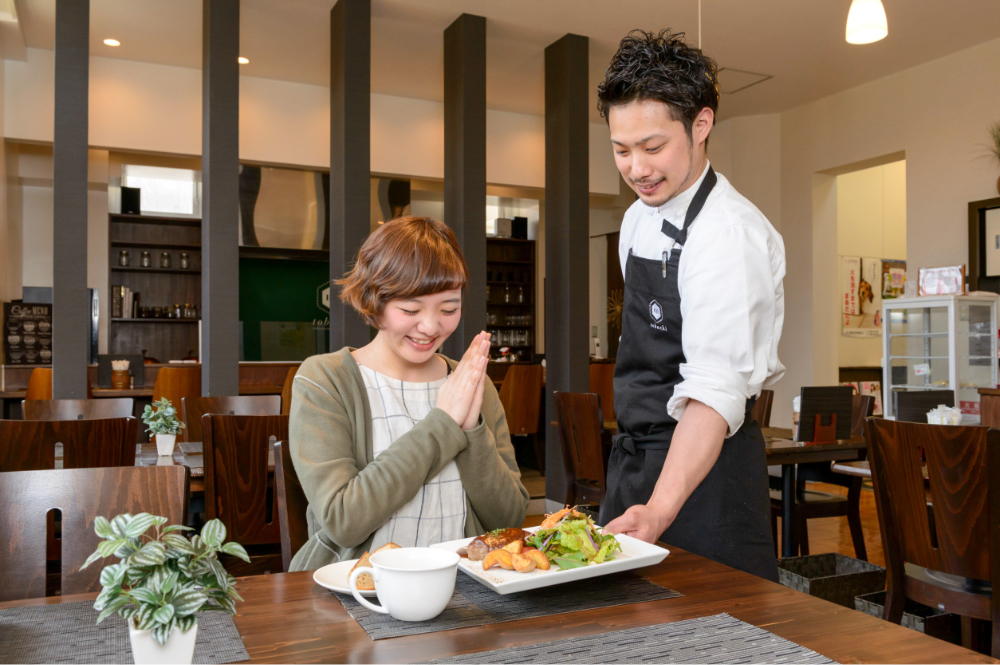 レストランで料理が提供される様子